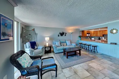 Image de Belle vue sur la plage de ce condo à Pensacola Beach ~ Piscine communautaire ~ Étapes de la plage!