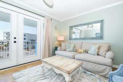 Image de 1 lit confortable et coloré avec balcon privé et vue sur la plage! 🌴