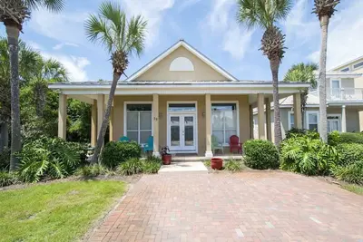 Image de Destin Vacation Home ~ Près de la plage ~ Piscine communautaire ~ Près des attractions!