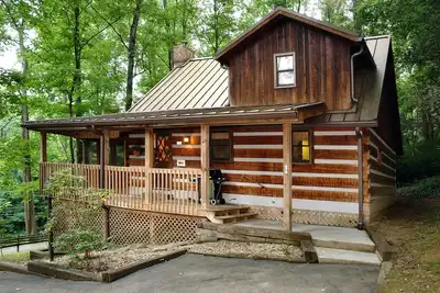Image de 1 chambre romantique Gatlinburg cabine proche du centre ville avec Arcade & pooltable