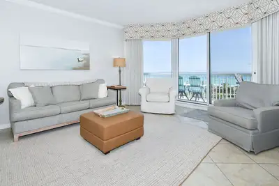 Image de Condo côtier chic en bord de mer avec mises à jour et balcon privé!