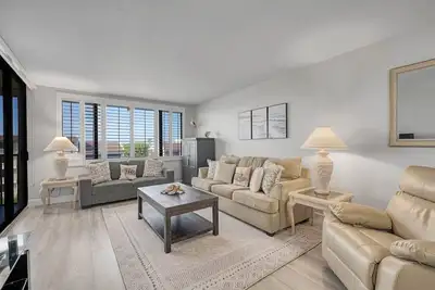 Image de Condo de plage bien équipé, tennis, piscine chauffée, téléviseurs à écran plat, Internet