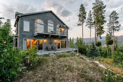 Image de Maison incroyable | Grand maître et salle de cinéma | 16 personnes | Plaisir en famille!