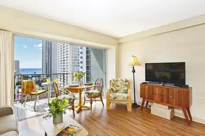 Image de Ocean View plus A / C central, 5-10 minutes Ă pied de la plage! 4 couchages.