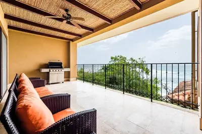 Image de Condo exclusif Oceanfront, 7 couchages, barbecue, sécurité 24\/7