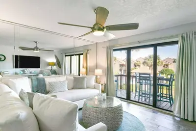 Image de Maison de ville sur le thème de la plage avec bar et mises à niveau partout! 🌊