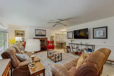 Image de Belle propriété w / grande pelouse faite pour socialiser et salle de jeux pour enfants!