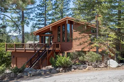 Image de Belle maison lumineuse avec vue sur le lac Tahoe City, immense terrasse avec bain à remous! marcher 2 plage