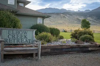 Image de Retraite familiale près de Yellowstone! Table de billard et bain à remous!