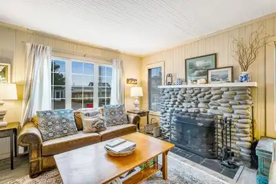 Image de Charmante petite maison avec une terrasse arrière et une cour clôturée - accès à la plage