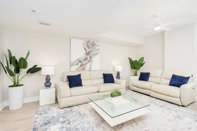 Image de Promotions de juin! Condo Opus - Vue sur la mer et la rivière - 3br / 2ba # 301