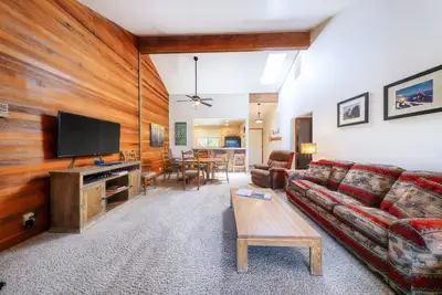 Image de Condo avec belle vue, piscine partagée, courts de tennis et laissez-passer Sharc