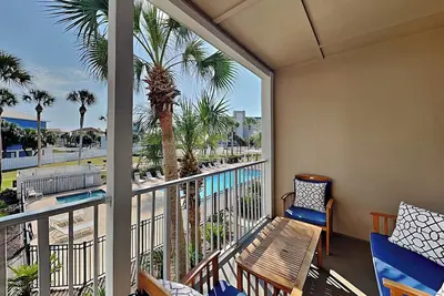 Image de Viens à la plage! Balcon privé et piscine communautaire. Confort de la maison avec courte promenade de la plage