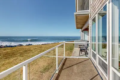 Image de Luxe, condo front de mer w / bain à remous partagé, piscine et vue spectaculaire sur l'océan