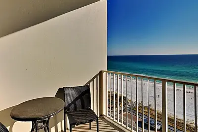 Image de Vue sur la plage de votre majestueux balcon privé Sun, piscine intérieure, Fitness, Wifi gratuit