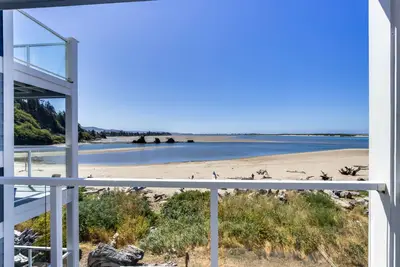 Image de Condo de coin bord de l'eau avec vue sur l'océan - à proximité de la plage, de la baie et des attractions