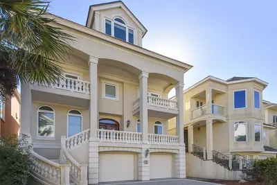 Image de Oceanfront w / grande piscine privée, cuisine récemment rénovée, excellent emplacement!