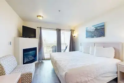 Image de suite Dog-friendly avec vue sur l'océan, d'un balcon et accès à la plage à proximité!