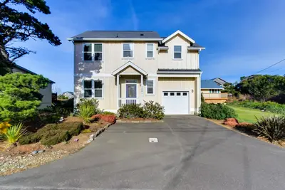 Image de Dog-friendly home w / bain à remous privé et vue sur l'océan et marcher jusqu'à la plage!