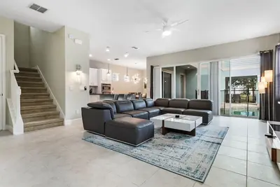 Image de Ultimate Reunion Home Mobilier moderne tout au long