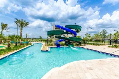 Image de Incroyable histoire Lake Town Home pour 10 personnes avec piscine