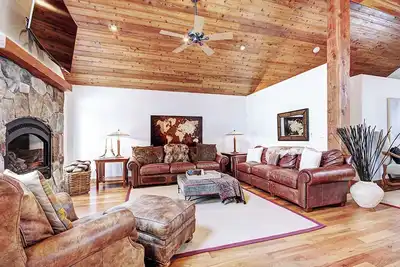 Belle Highlands Home Pet Friendly avec navette privée et bain à remous saisonnier
