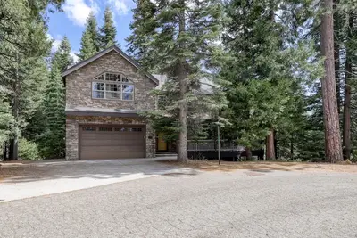 Image de Maison spacieuse de style ferme dans les bois avec un ruisseau et une table de billard privée