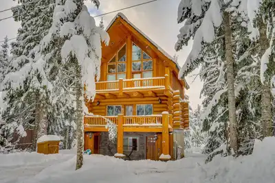 Image de Lodge avec deux grands ponts et bain à remous, près du lac et du ski!