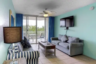 Image de Condo Sunrise Suites avec balcon! Piscine partagée, bain à remous, tennis, parking gratuit!