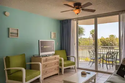 Image de Suite récemment meublée avec piscine et bain à remous communs, tennis, balcon, parking, chien ok
