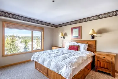 Ski-in / ski-out condo w baignoire / partagé chaude et piscine chauffée, à la base de Lone Peak