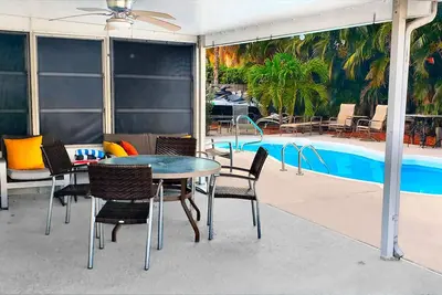 Image de Charmante suite privée complète cuisine entrée de bain. Pool Home. 5min: plage, stade, Pga