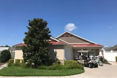 Walk To Lake Sumter Landing! Amazing 3 Bdrm Villa avec vélos, wifi, chariot de golf!