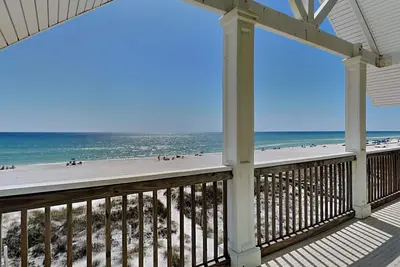 Image de Profitez d'une vue imprenable sur le golfe dans cette maison en bord de mer ~ Piscine privée