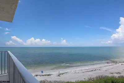Image de Spectaculaire Deluxe Estero Beach & Tennis Beachfront Condo w / Direct Gulf View, Heated Pool