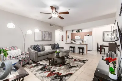 Image de Condo de style villégiature avec piscine \/ spa chauffée et centre d'entraînement