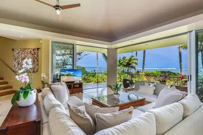 Image de En bord de mer sur la plage d'Anini! Vie en plein air détendue, grande véranda, jardin bien entretenu