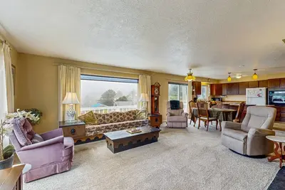 Image de Maison avec vue sur la mer confortable et adaptée aux chiens avec les meilleures vues de Road's End!
