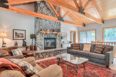 Image de Belle maison avec 3 Master Suites, 100 yards à la rivière, Spa privatif