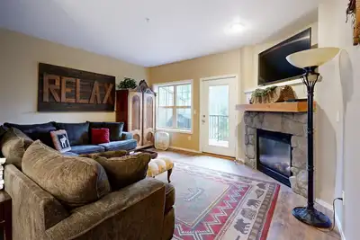 Condo acceptant les chiens avec cuisine du chef, piscine commune et bain à remous - à proximité des pistes de ski
