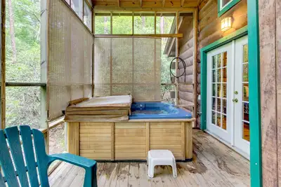 Image de Cozy dog-friendly cabine w / bain à remous privé, bain à remous et une grande moustiquaire pont