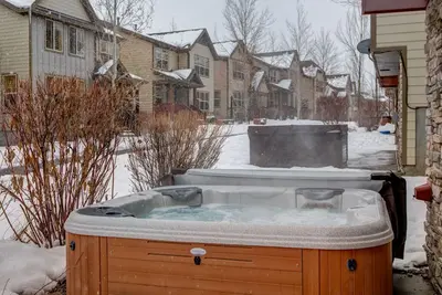 Image de Maison contemporaine avec bain à remous privé, foyer, stationnement au garage et piscine partagée!