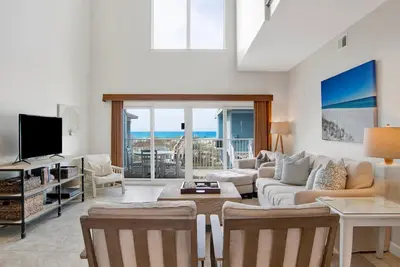 Image de Découvrez la magie de Santa Rosa depuis cette maison de ville immaculée sur le golfe!