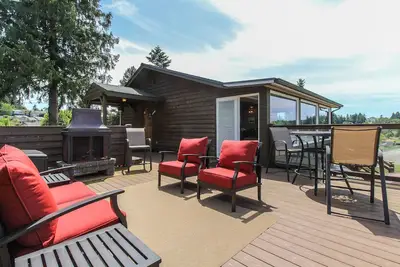 Image de Maison au bord de l'eau avec vue imprenable sur la nature et bain à remous privé!
