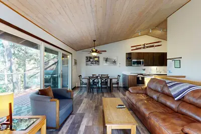 Image de Lakeview home w \/ accès à la plage privée et piscine partagée \/ bain à remous \/ sauna!