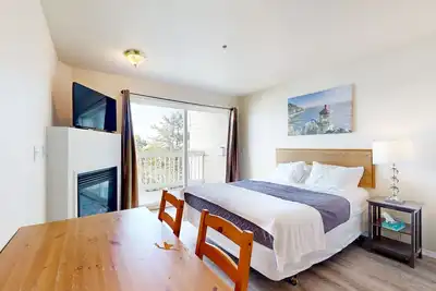 Image de La romance vous attend avec vue sur l'océan et les rivages sablonneux dans cette chambre accueillant les chiens!