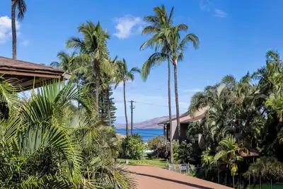 Image de Kihei Bay Vista # C-205, vues sur l'océan et la cour intérieure, dernier étage, 4 personnes