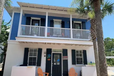 Image de Beau et spacieux bungalow à Seagrove avec balcon privé. Étapes à la piscine et à quelques pas de la plage!