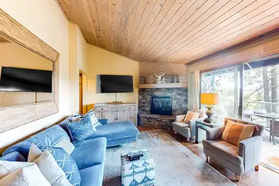 Image de Chic condo w \/ espace privé sur la plage et piscine partagée \/ bain à remous \/ sauna!