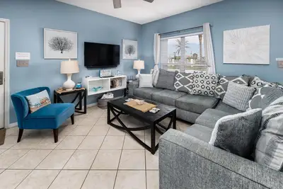 Image de \"Sunset Cottages Unit 5a\" Magnifique Condo au rez-de-chaussée, à quelques pas de la piscine et de la plage! ! ! 50 \"Tv à ��cran plat